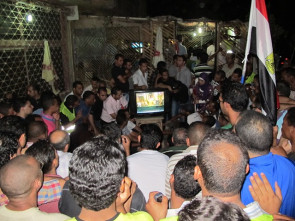 Gespanntes warten vor dem Fernseher