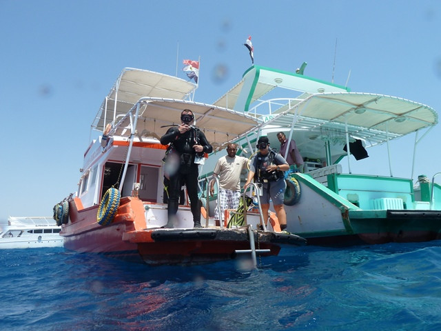 Einstieg vom Kursboot zum Tieftauch-Erlebnis