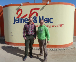 James und Micha gemeinsam vor der Basis