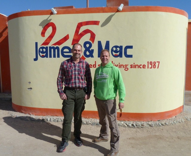 James und Micha gemeinsam vor der Basis