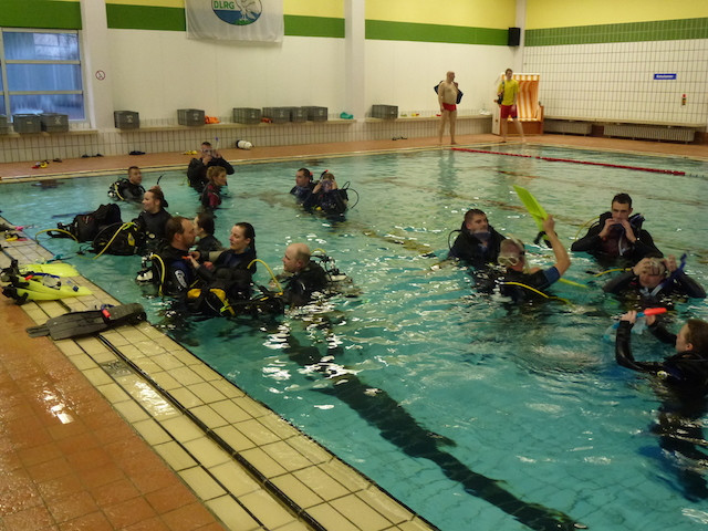 Taucher im Pool