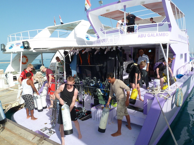 Tauchboot wird abgeladen