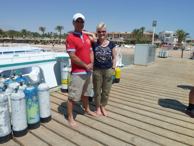 Tauchlehrer auf dem Steg