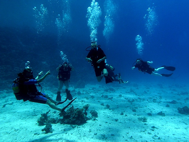 Tauchlehrer unter Wasser