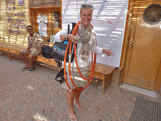 Mädchen mit Hula Hoop Reifen 