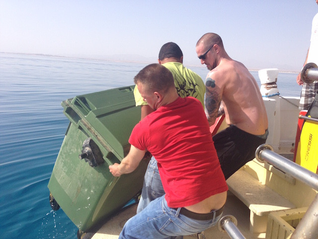 Müllcontainer an Bord