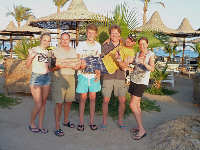 Mirko wird auf Händen getragen