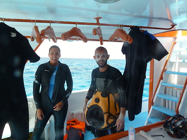 Tauchlehrer mit Puder im Gesicht