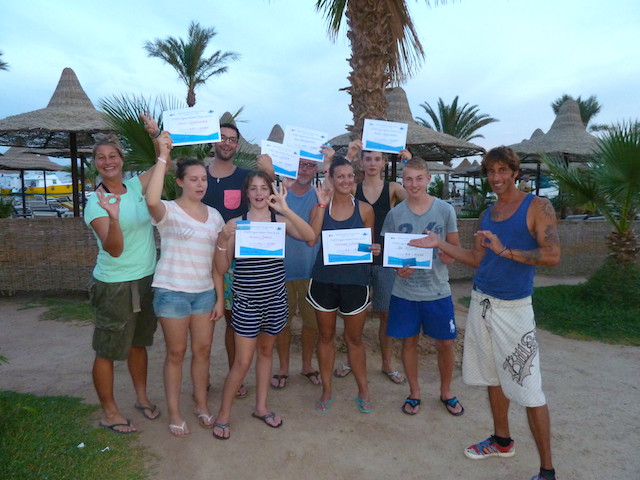 Tauchschüler mit Urkunde