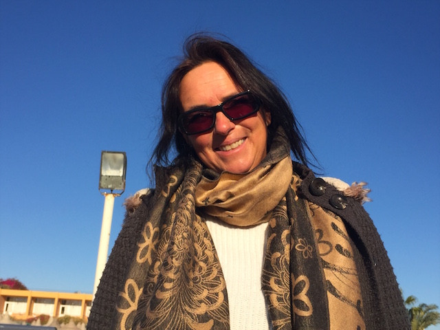 Frau vor blauem Himmel