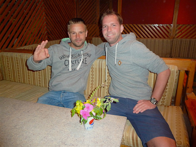 Tauchlehrer mit Tauchschüler