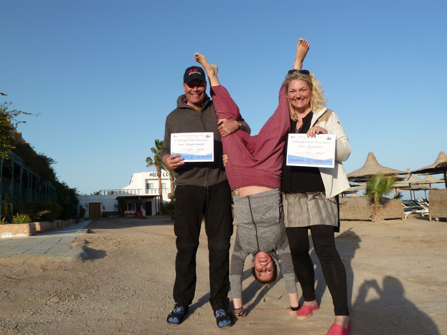 Tauchlehrer macht Kopfstand 